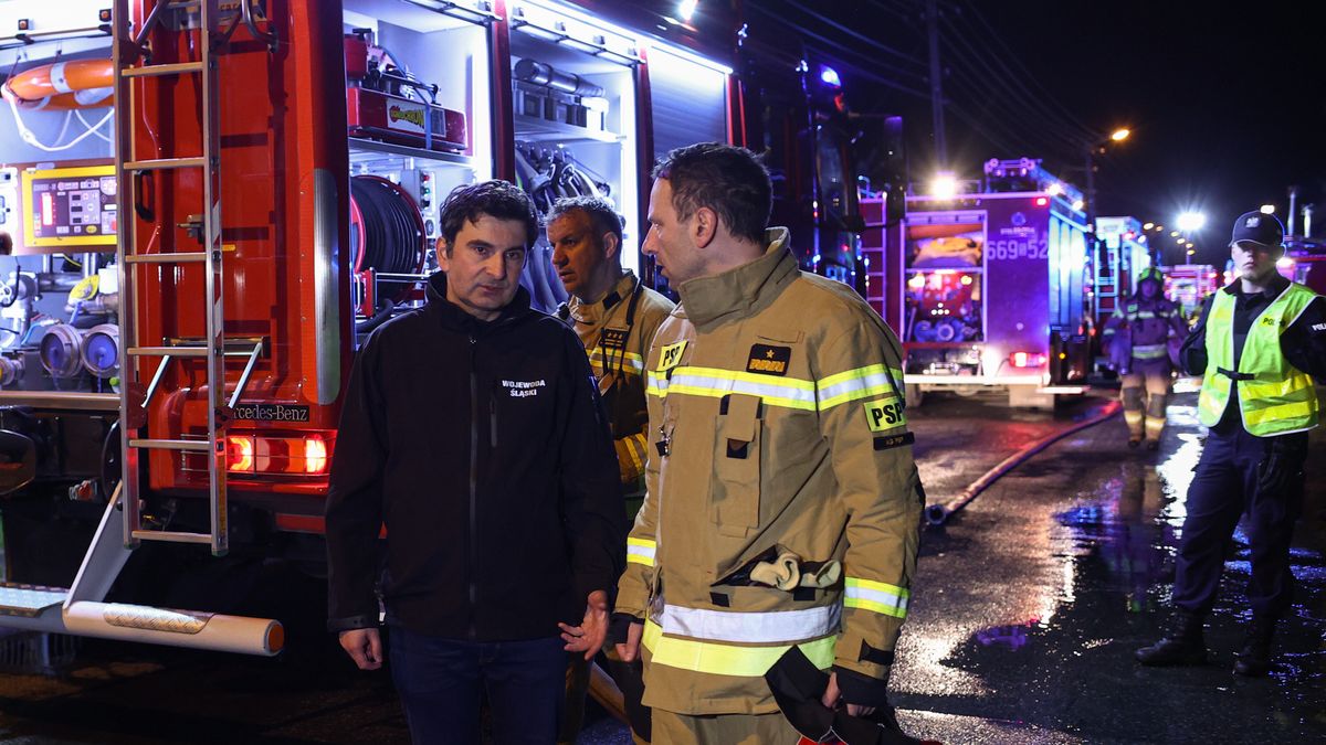 Pszów, 13.04.2025. Wojewoda śląski Marek Wójcik (L) i Komendant Wojewódzki PSP w Katowicach Wojciech Kruczek (P) w miejscu tragicznego pożaru hostelu w Pszowie, 13 bm. Ogień został opanowany. W wyniku pożaru śmierć poniosło 5 osób. (sko) PAP/Jarek Praszkiewicz ***Do tego materiału zdjęciowego dostępna jest również depesza w systemie CSI, pt.: Śląskie/ PSP: pięć śmiertelnych ofiar pożaru w Pszowie***