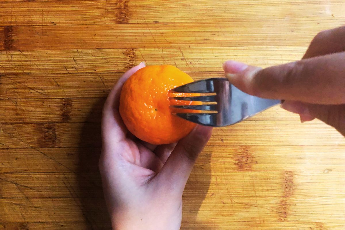 Simple fork trick takes the hassle out of peeling citrus fruit