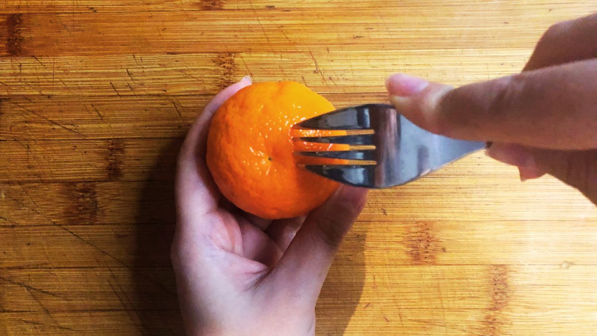 Z tym trikiem obranie mandarynki i pomarańczy będzie mega proste