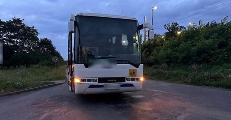 Nietrzeźwy chciał zawieźć dzieci autobusem. W porę zareagowała policja