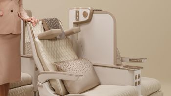 Linie Emirates pokazały nowy fotel Economy Premium. Patent przy zagłówku zachwyci w długich podróżach