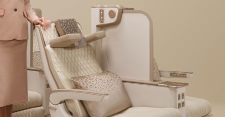Linie Emirates pokazały nowy fotel Economy Premium. Patent przy zagłówku zachwyci w długich podróżach