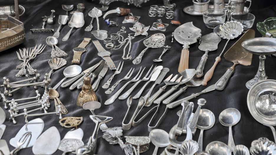 stare, przedmioty, porcelana, karafka, patera, figórki, kolorowe, starocie, stragan, stoisko, moda, dawne, spotkanie, handel, historia, wspomnienia, dawne lata