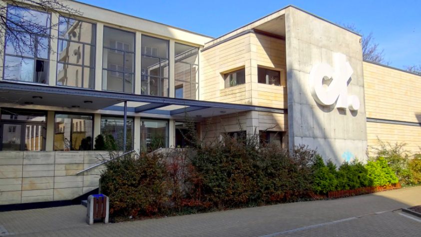 Warszawa. Letnie sąsiedzkie pikniki nareszcie możliwe. Ciekawa niedziela z koncertami, grami, przedstawieniem i garażową wyprzedażą szykuje się na Łowickiej