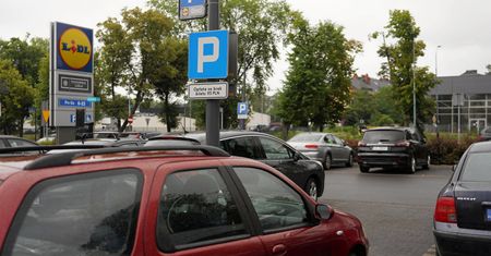 Uwaga na znak D-18. Można słono zapłacić na parkingach dyskontów