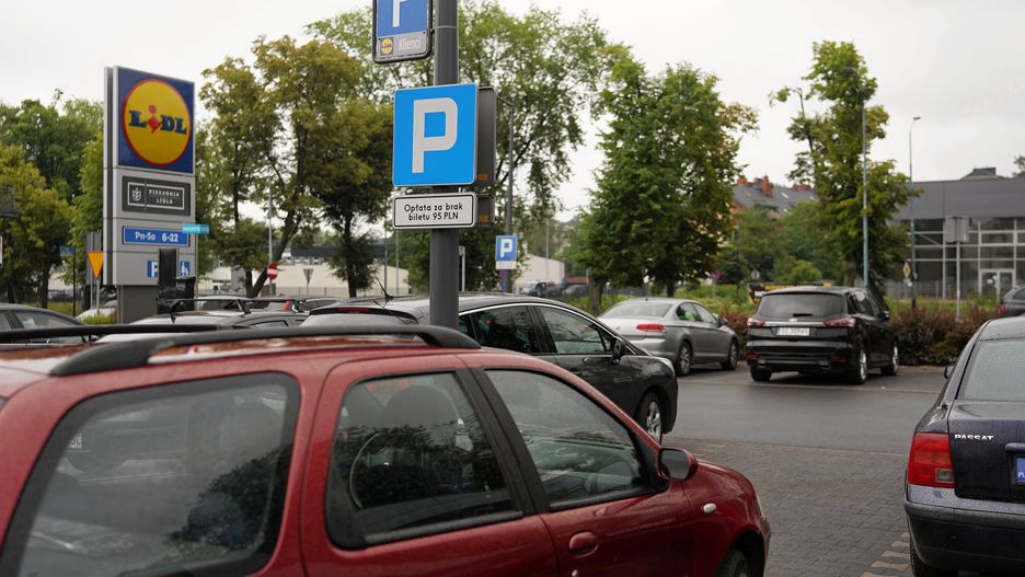 Nawet 5 tys. zł mandatu na parkingach Biedronki i Lidla