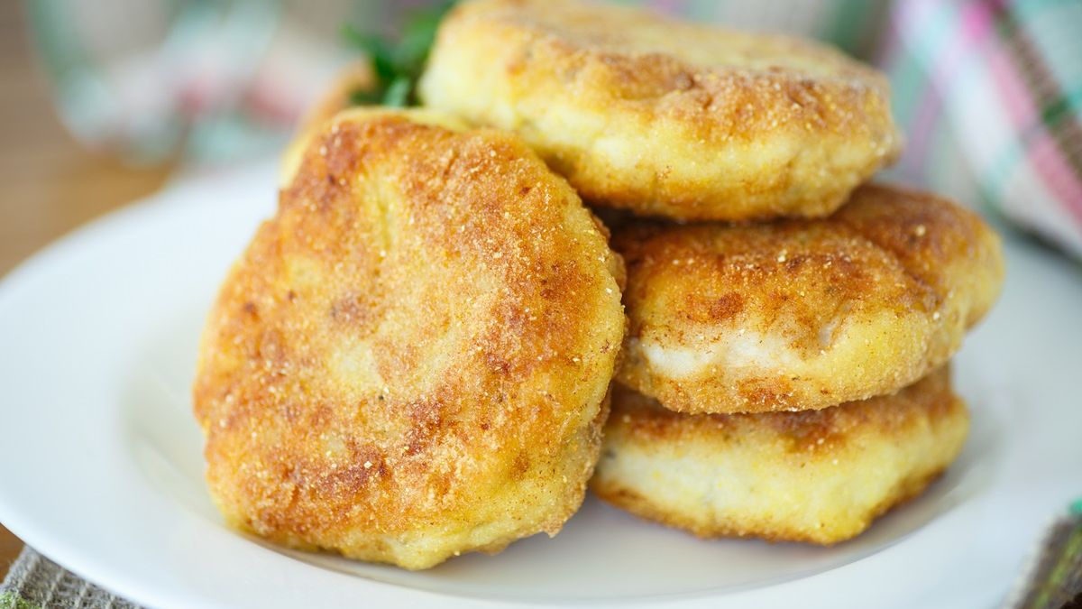 Mieszam ziemniaki z gotowaną rybą i formuję w zgrabne kotleciki. Cała rodzina zajada ze smakiem