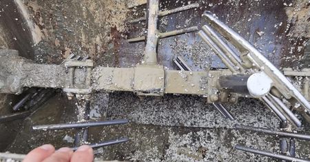 Wrocław. Nietypowy wypadek na budowie. Maszyna do betonu wciągnęła człowieka
