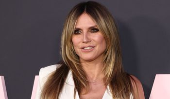 Skóra i drapowania. Klum definiuje "małą czarną" na nowo