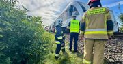 Żelistrzew: Poważny wypadek na przejeździe kolejowym. Pociąg osobowy zmiótł dostawczego mercedesa