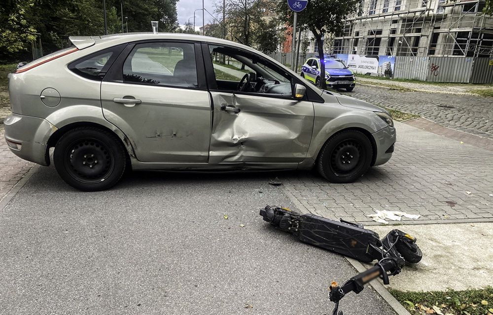 Zderzenie samochodu z hulajnogą elektryczną. 17-latek został połamany