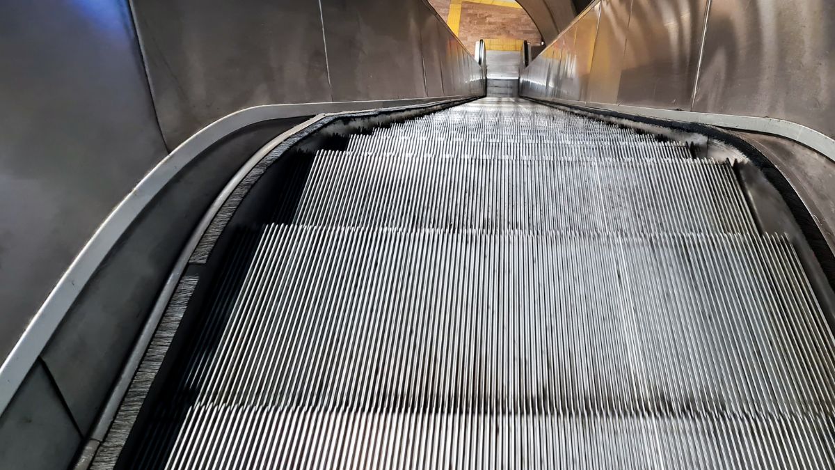 Ruchome schody mają specjalne szczotki po bokach.