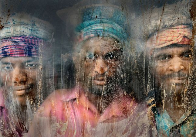 Drugie miejsce zdobyło zdjęcie robotników z Bangladeszu pracujących w żwirowni, która pełna jest kurzu i pasku.