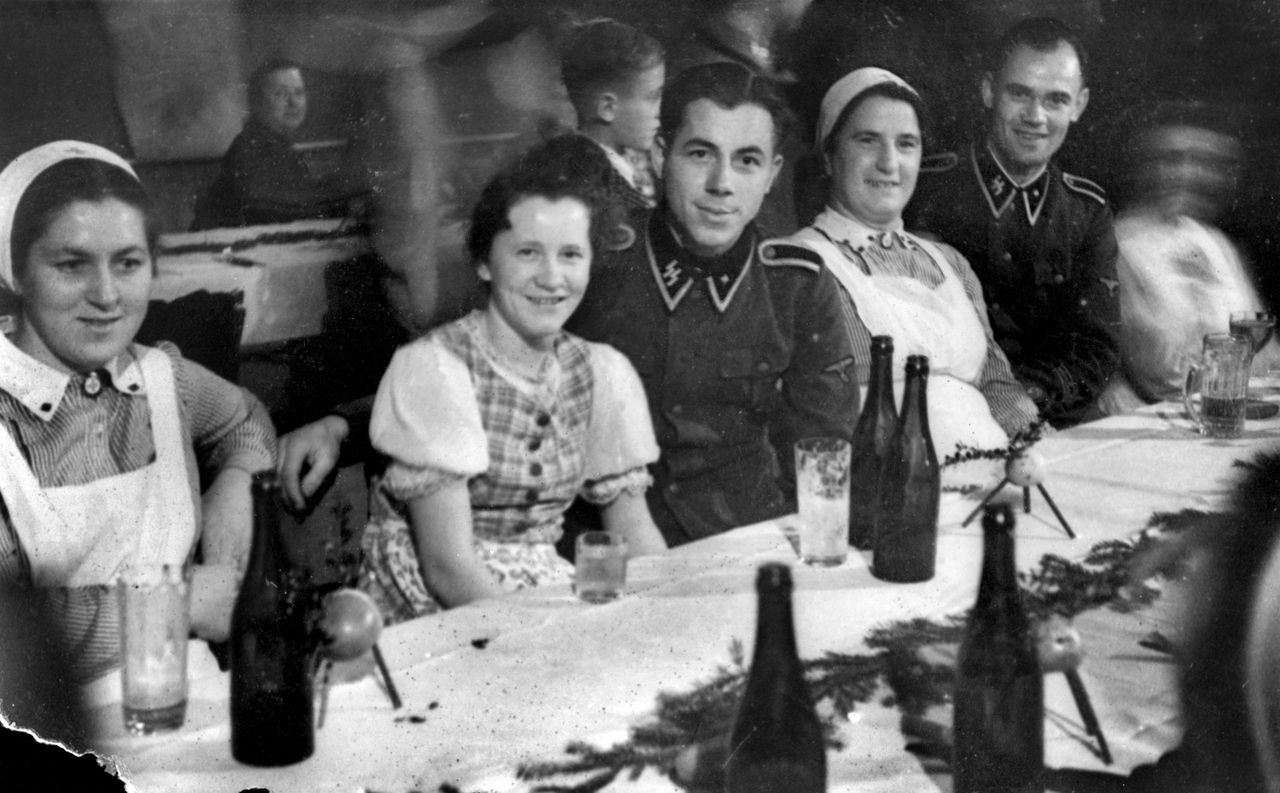 "Jeśli w III Rzeszy chciało się robić karierę, należało trzymać z nazistami" - na zdjęciu: zabawa w kantynie