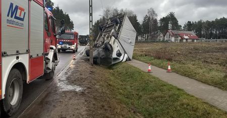 Dramatyczne skutki wichury. Podmuch wiatru przewrócił ciężarówkę