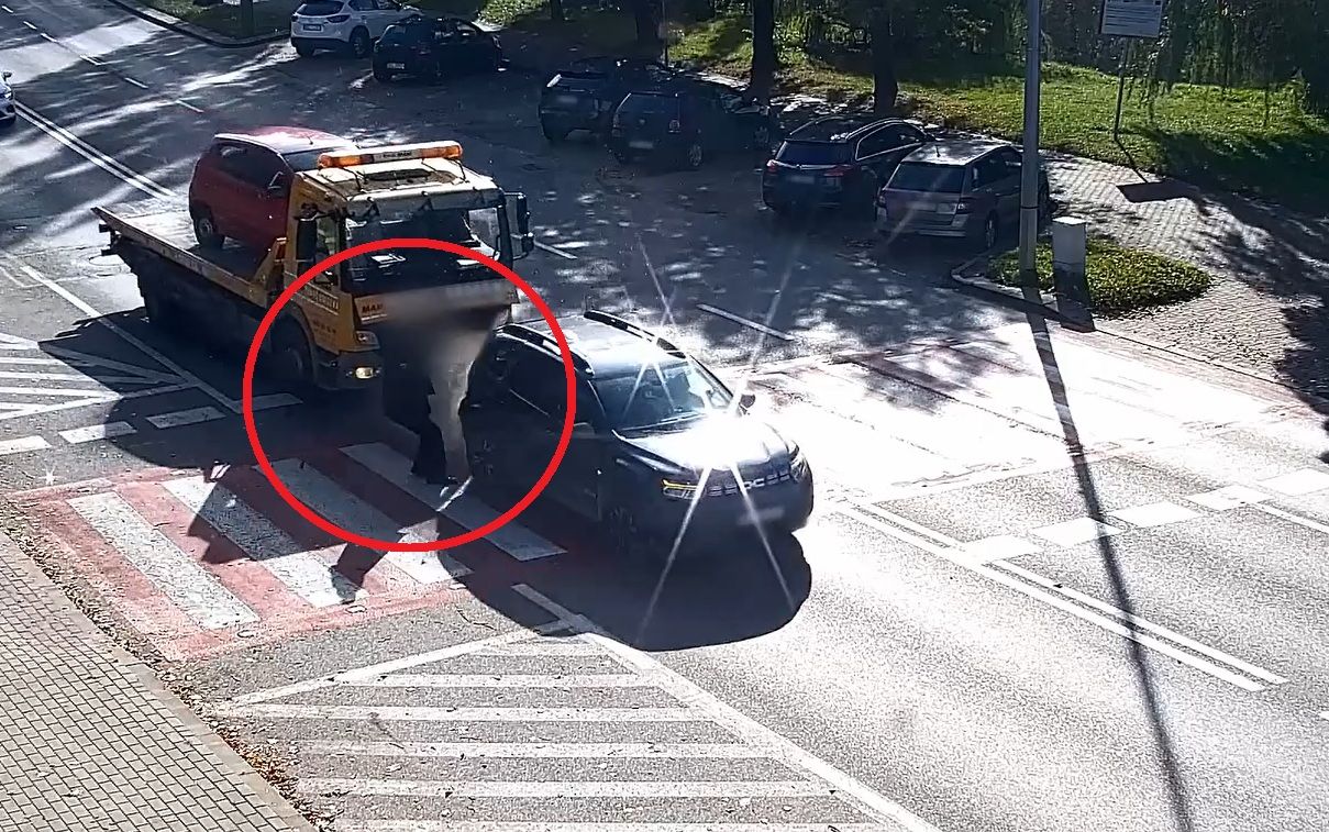Laweta huknęła w osobówkę. Dramatyczne sceny na pasach. Tam był pieszy