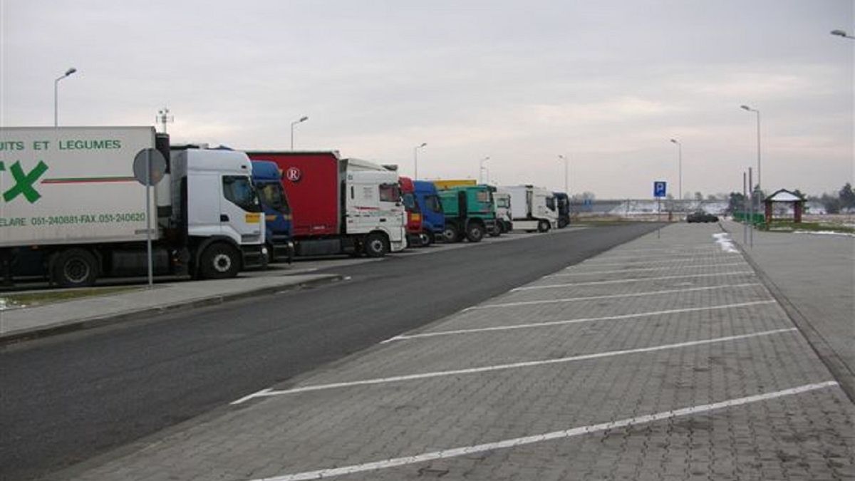 Mężczyźni zatrzymali się na jednym z parkingów przy autostradzie