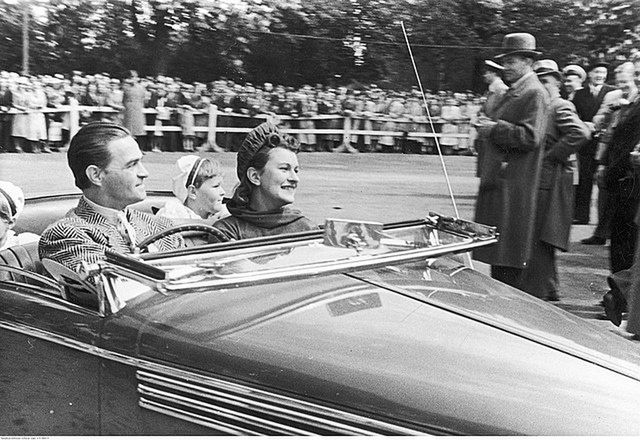 Warszawa, maj 1939. Adolf Dymsza z żoną Zofią i córkami w samochodzie Lancia Farina