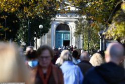 Dzień Wszystkich Świętych. Na cmentarzach tłumy ludzi, z obostrzeniami różnie