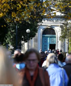 Dzień Wszystkich Świętych. Na cmentarzach tłumy ludzi, z obostrzeniami różnie