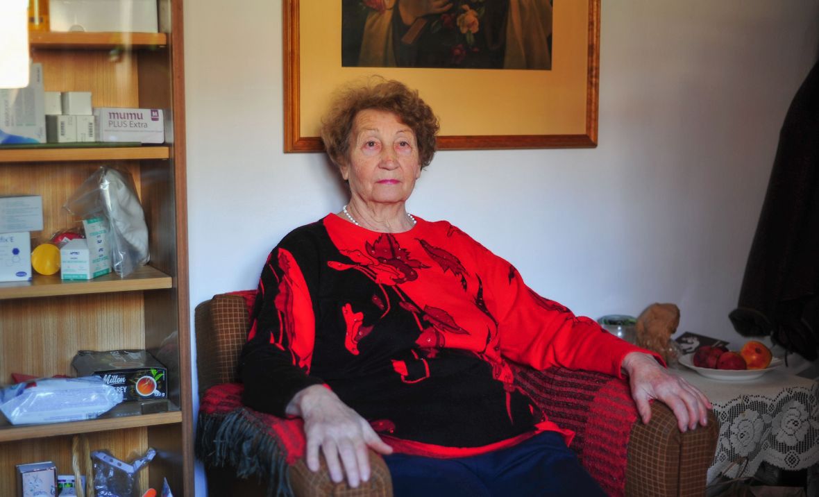 "Walentyna, rozparta w fotelu, prezentuje się elegancko i budzi respekt, jak Elżbieta II - królowa matka"