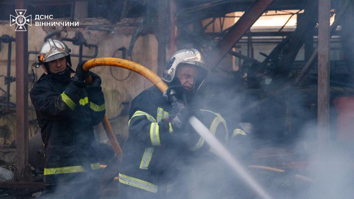 Strażacy walczą ze skutkami ataków na Winnicę