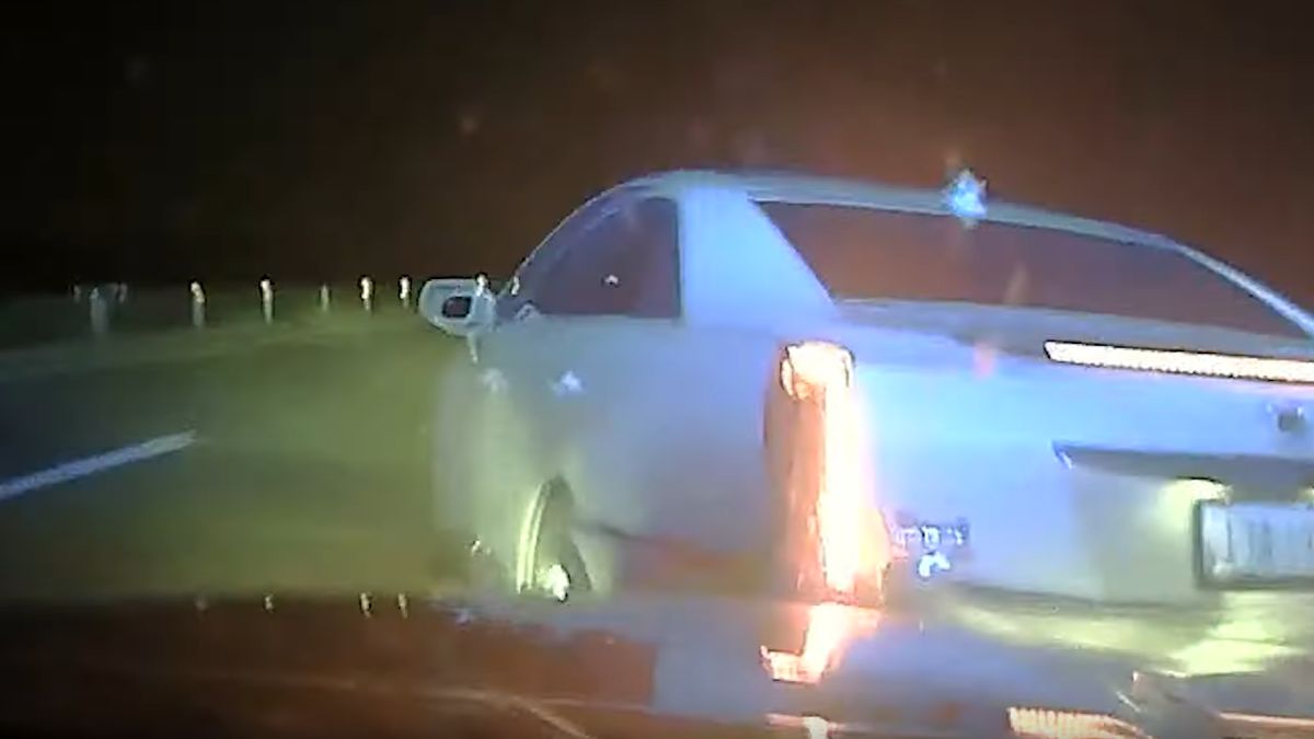 Radiowóz uderzył w osobowego cadillaca na ruchliwej drodze