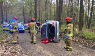 Na leśnej drodze BMW uderzyło w drzewo i dachowało. Autem jechały dwie osoby