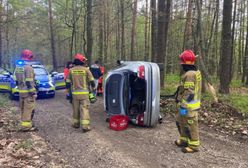 Na leśnej drodze BMW uderzyło w drzewo i dachowało. Autem jechały dwie osoby