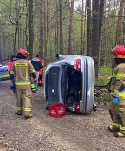 Na leśnej drodze BMW uderzyło w drzewo i dachowało. Autem jechały dwie osoby
