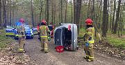 Na leśnej drodze BMW uderzyło w drzewo i dachowało. Autem jechały dwie osoby