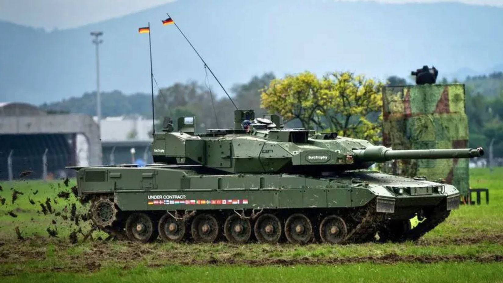 Niemiecki Leopard 2 podczas ćwiczeń, zdjęcie ilustracyjne