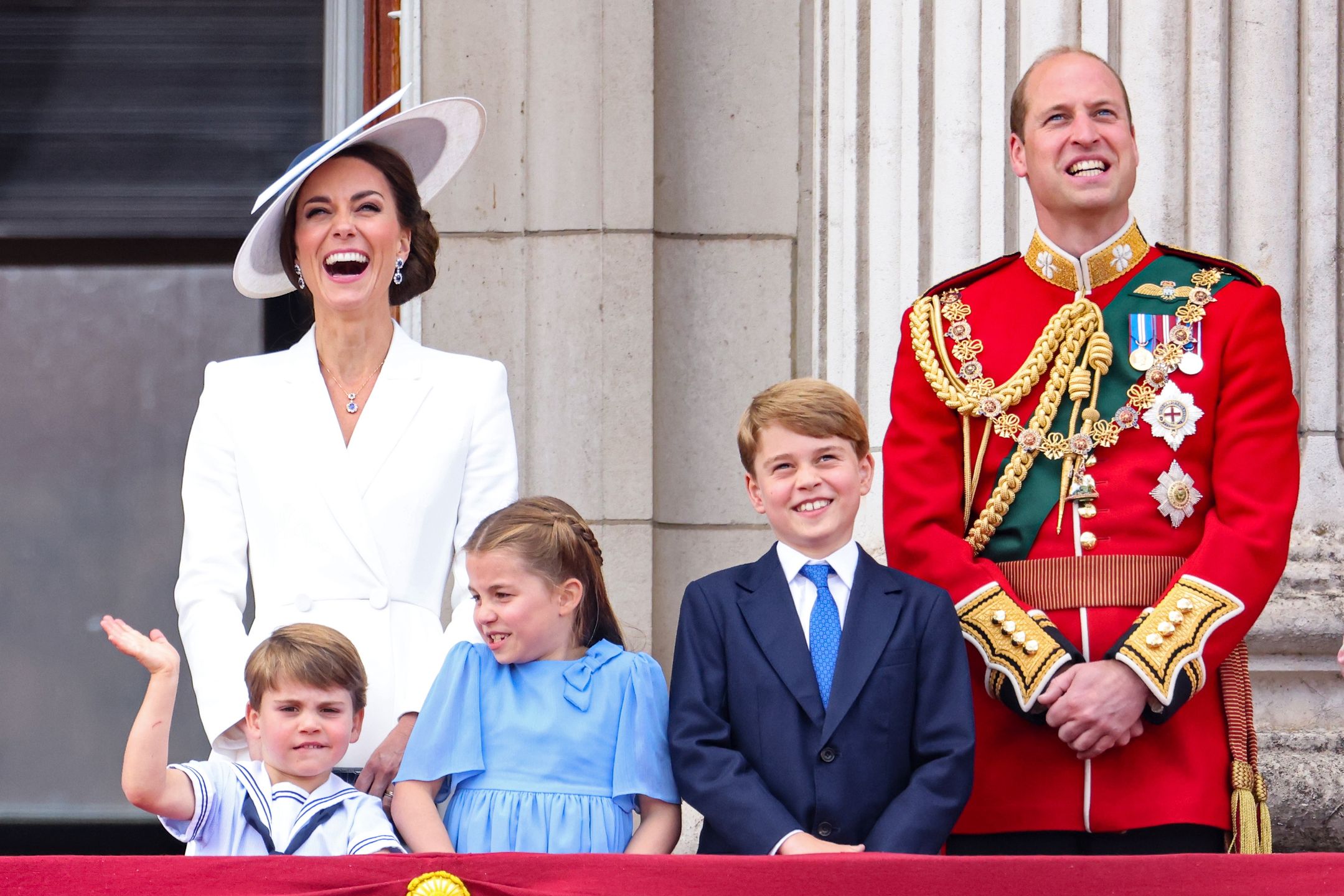 Królowa Elżbieta II z rodziną podczas Trooping the Colour