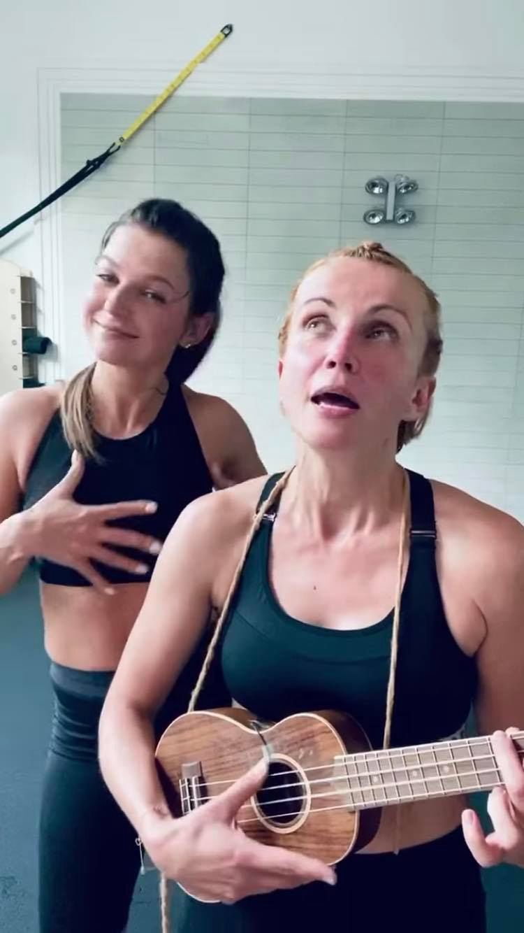 Katarzyna Zielińska i Anna Lewandowska świętują zakończenie treningu piosenką