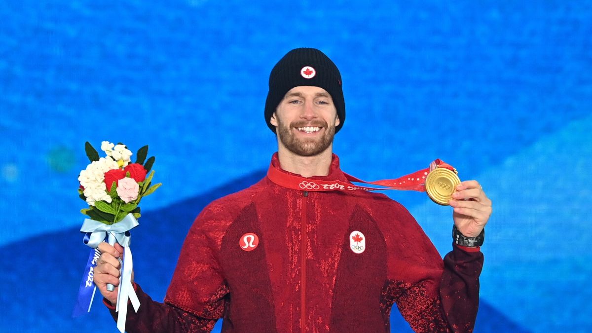 epa09735395 Gold medalist Max Parrot of Canada celebrates during the medal ceremony for the Men's Snowboard Slopestyle in Zhangjiakou, China, 07 February 2022.  EPA/VASSIL DONEV Dostawca: PAP/EPA.