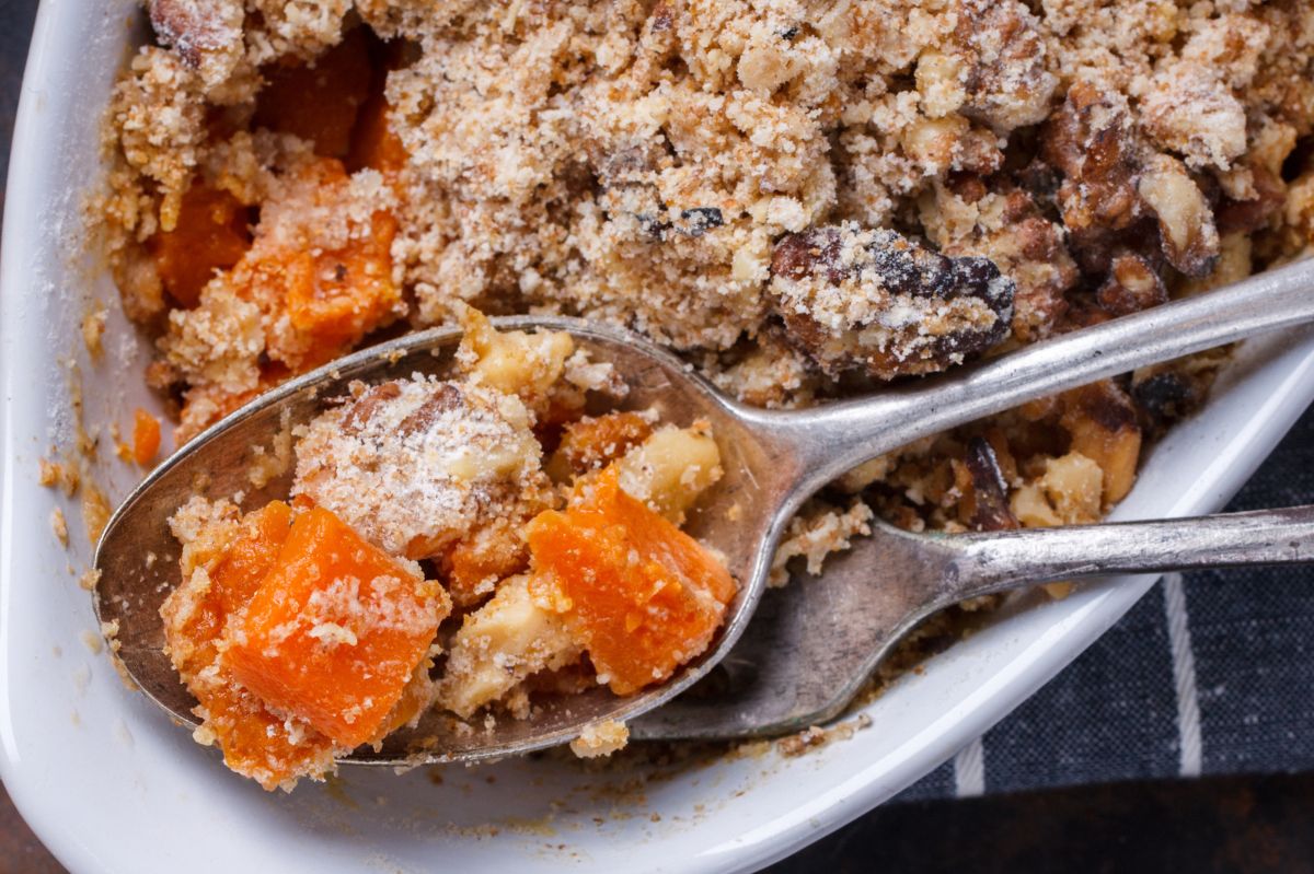 Nie jabłka czy śliwki. Wrzucam do formy i zapiekam pod kruszonką