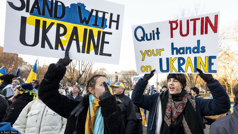 Demonstracja solidarno?ci z ukrai?skim spo?ecze?stwemFebruary 20, 2022 - Washington, DC, United States: People holding signs saying " Stand with Ukraine" and "Putin quit your hands on Ukraine" at the Stand With Ukraine rally. (Michael Brochstein/Polaris)Michael Brochstein