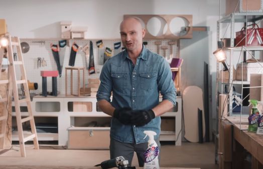 Dominik Strzelec w ekologicznej kampanii Cillit Bang