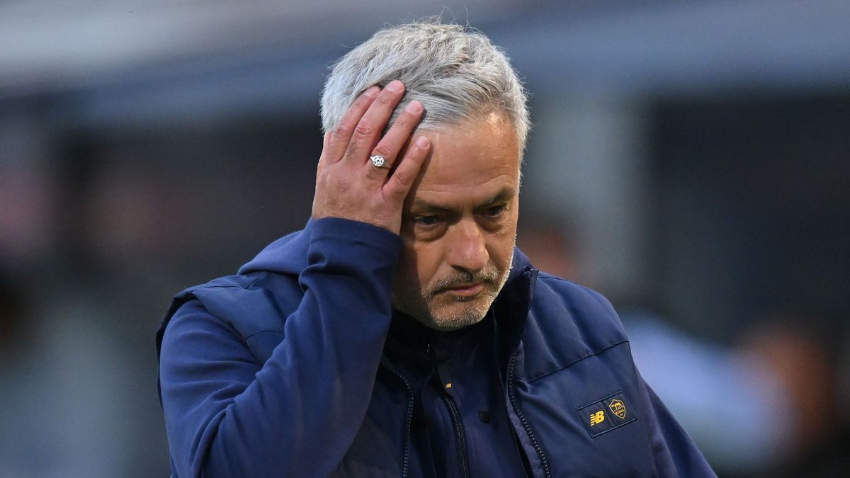 BOLOGNA, ITALY - MAY 14: Josè Mourinho head coach of AS Roma reacts during the Serie A match between Bologna FC and AS Roma at Stadio Renato Dall'Ara on May 14, 2023 in Bologna, Italy. (Photo by Alessandro Sabattini/Getty Images)
