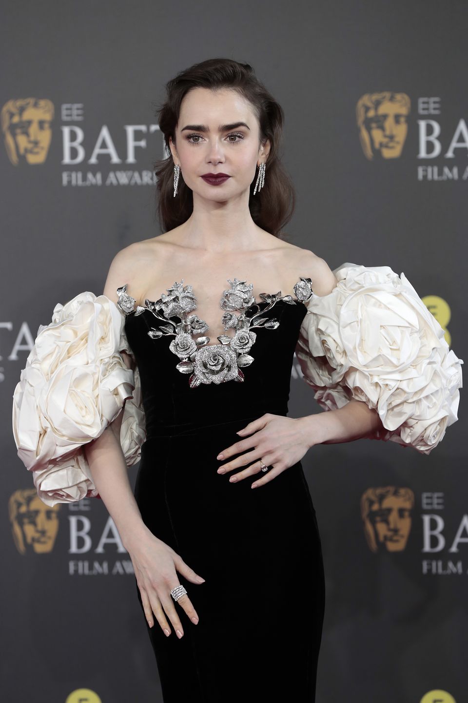 Lily Collins na gali BAFTA 2024