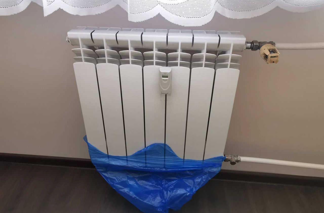 Getting rid of dust from a panel radiator is not that difficult.