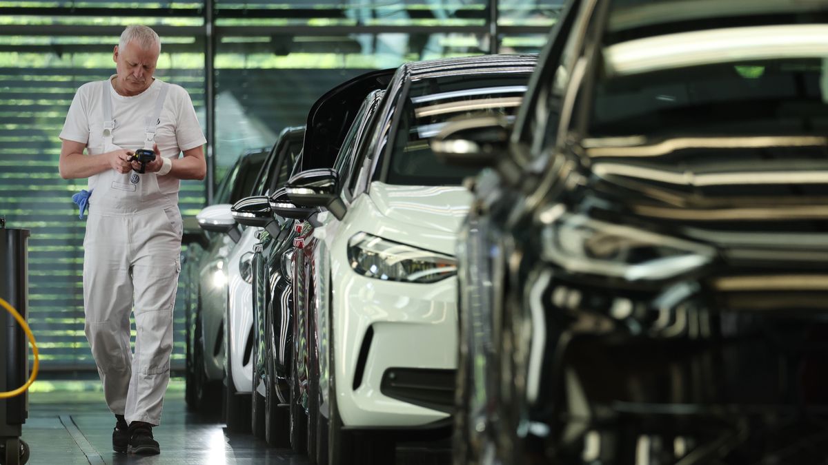 DRESDEN, GERMANY - MAY 14: A worker performs a visual check on new Volkswagen ID.3 electric cars at the Volkswagen plant on May 14, 2025 in Dresden, Germany. Volkswagen led sales of electric car sales in Germany that rose 54% overall in April compared to April of last year. (Photo by Sean Gallup/Getty Images)