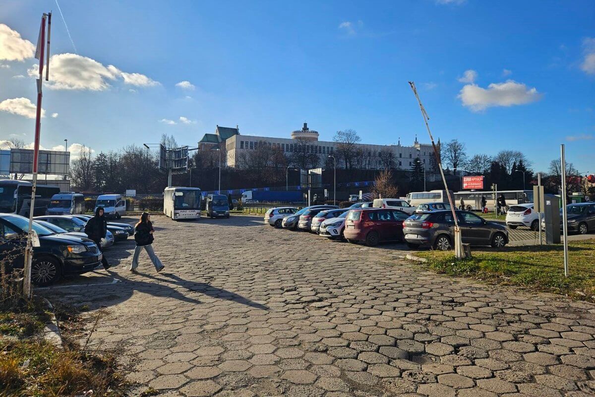 Parking przy starym dworcu PKS przy al. Tysiąclecia / ul. Cerkiewna zarządzany przez Lubelskie Dworce