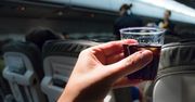 Dlaczego linie lotnicze podają pasażerom wodę i napoje w niewielkich kubeczkach? Są dwa główne powody
