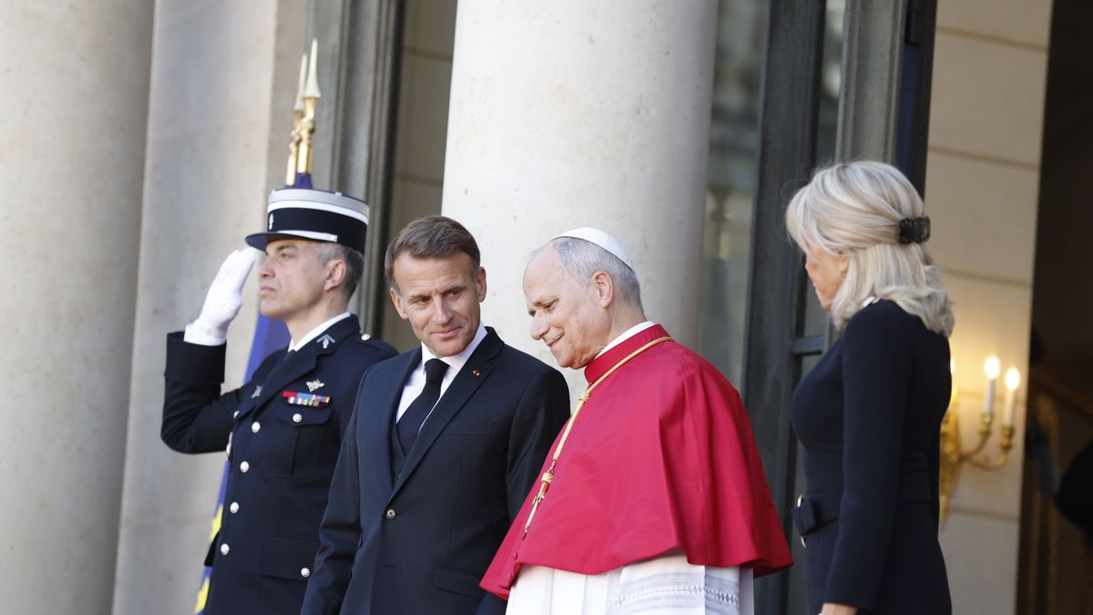 Paryż jak twierdza. Przyleciał papież Leon XIV