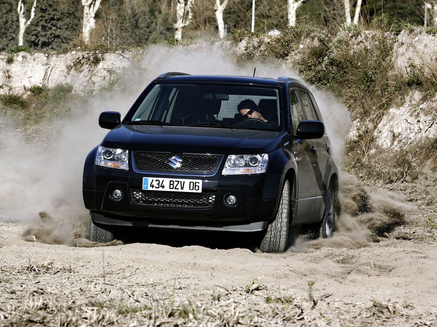 Suzuki Vitara nie tylko najlepiej poradzi sobie w terenie, ale też daje najwięcej możliwości do rozwoju w tym kierunku. Niestety mowa wyłącznie o wersji 5-drzwiowej, a ta jest dla Ani zbyt długa.