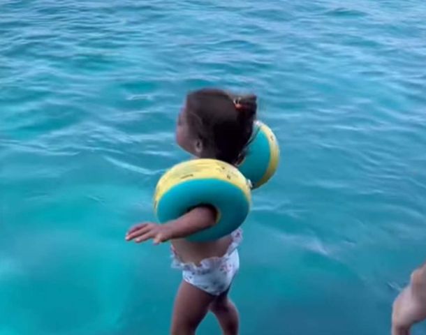 Czy dziecko powinno pływać w rękawkach? To nagranie powinien zobaczyć każdy rodzic