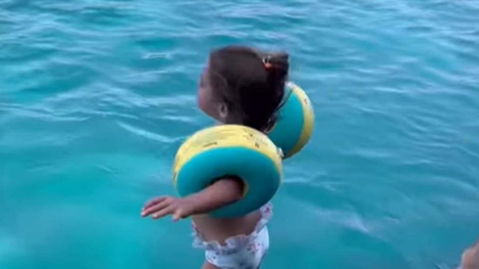 Czy dziecko powinno pływać w rękawkach? To nagranie powinien zobaczyć każdy rodzic