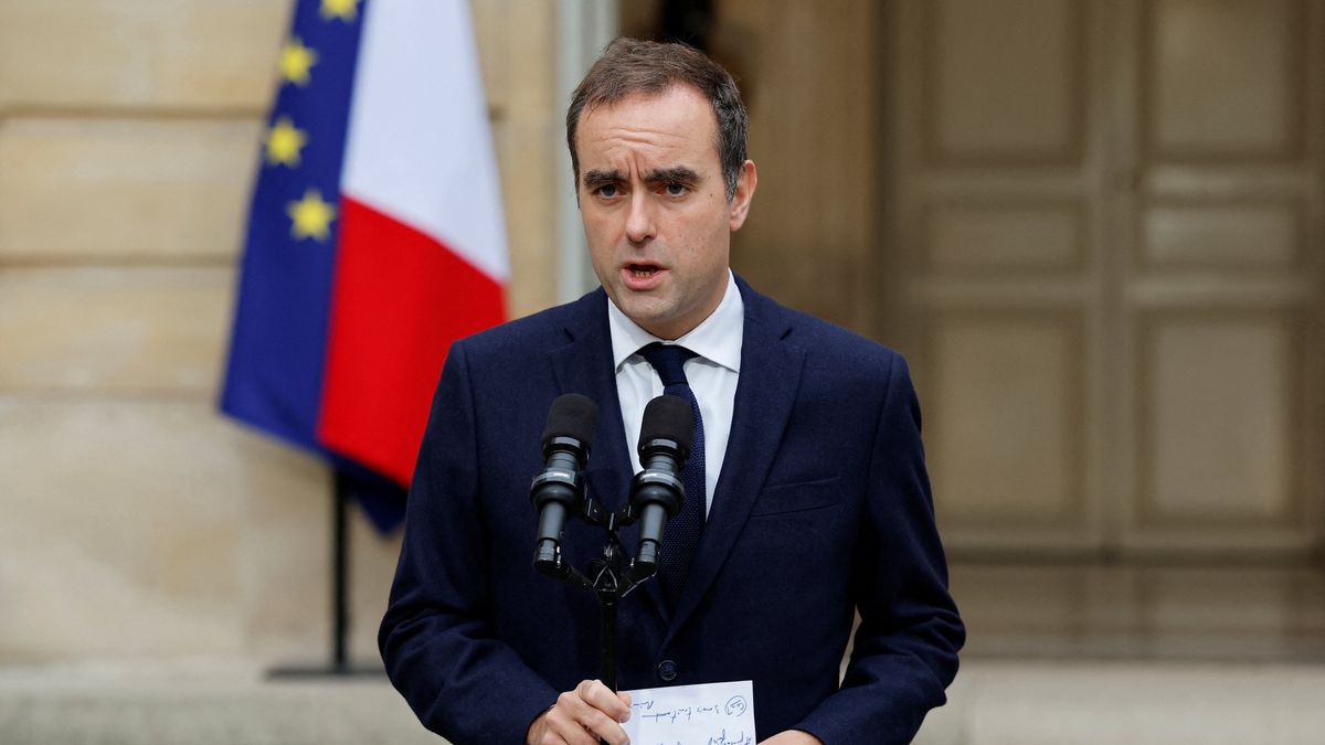 French outgoing Prime Minister Sebastien Lecornu delivers a statement in the courtyard of the Hotel Matignon following a series of talks with political parties' leaders, in Paris, France, 08 October 2025. French Prime Minister Lecornu resigned on 06 October, nearly a month after his appointment and shortly after his new cabinet was announced. EPA/STEPHANIE LECOCQ / POOL MAXPPP OUT Dostawca: PAP/EPA.
