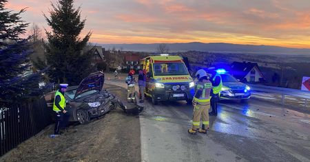 Wypadek w Sierockiem. Zderzyły się dwa auta osobowe. Dwie osoby ranne